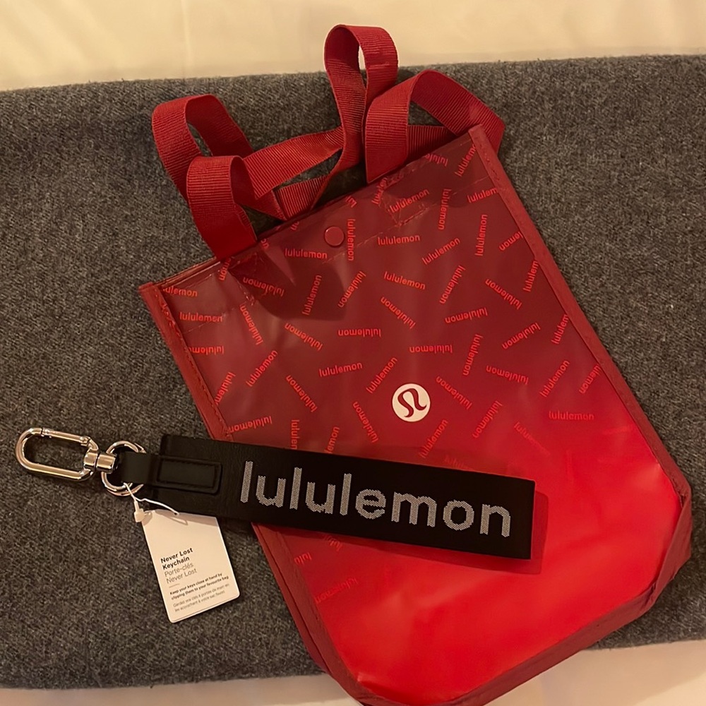 LULULEMON NWT Black NEVERLOST keychain w/ BONUS NEW holiday shopper tote!